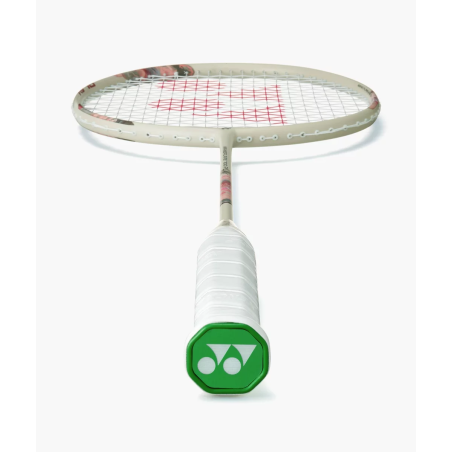 Raquette Yonex Nanoflare 700 Play Beige 4U cordée - logo Yonex et grip